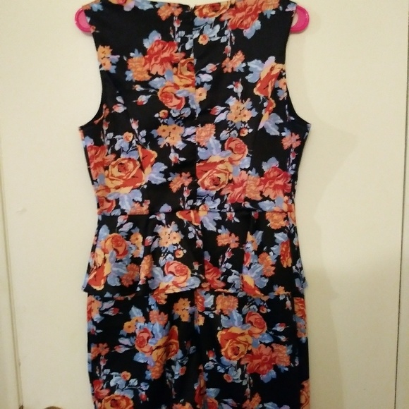 Forever 21 Floral Dress. - Picture 2 of 3